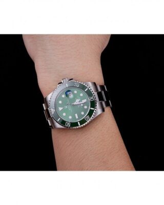 Replica Rolex Submariner Green Dial 1454069 Style Perspective