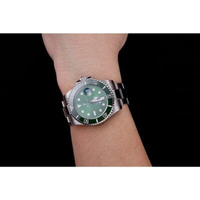 Replica Rolex Submariner Green Dial 1454069 Style Perspective
