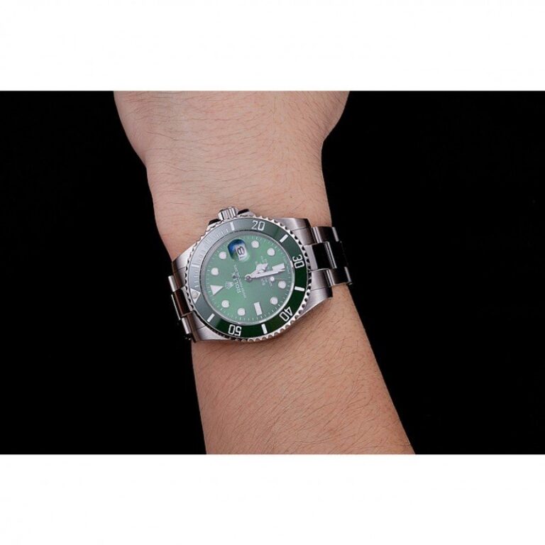 Replica Rolex Submariner Green Dial 1454069 Style Perspective