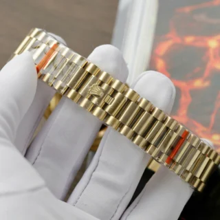 Replica Rolex Day-Date Champagne Dial fluted Bezel Presidential Bracelet