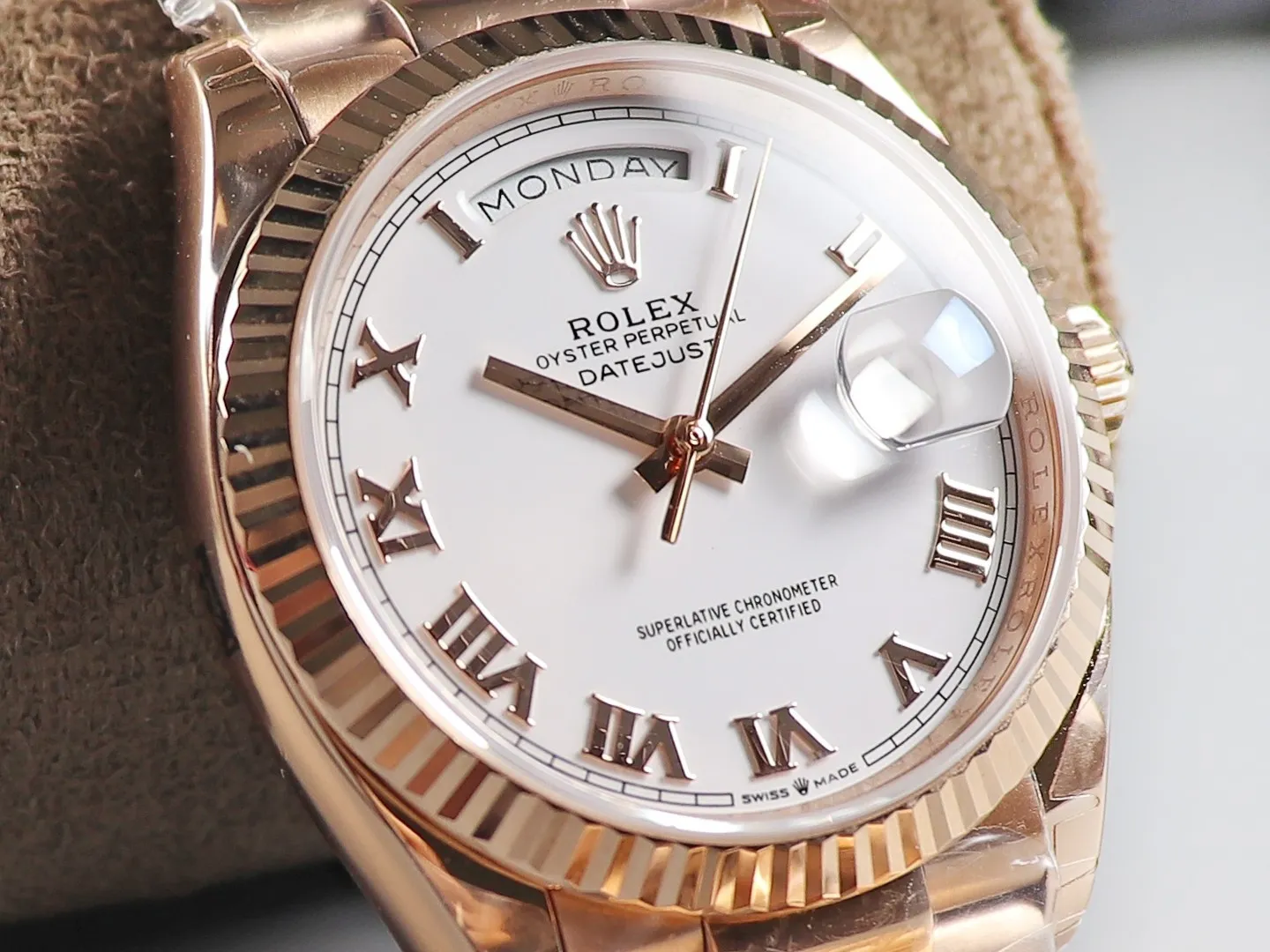 Replica Rolex Day-Date White Dial Fluted Bezel Presidential Dial