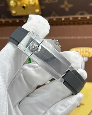 Replica Yacht Master Black Dial Black Bezel OysterFlex Strap