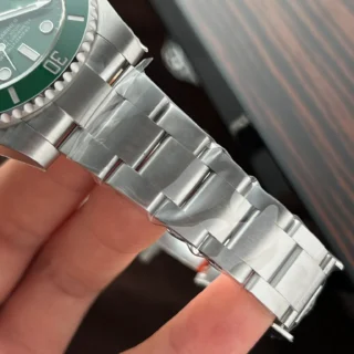 Replica Rolex Submariner Hulk Green Dial Green Bezel. Oyster Bracelet