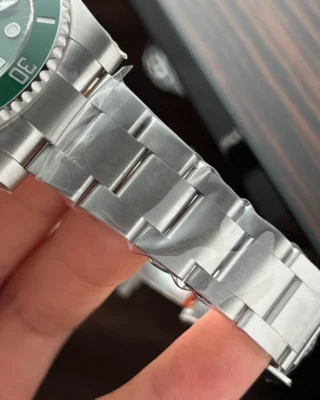 Replica Rolex Submariner Hulk Green Dial Green Bezel. Oyster Bracelet
