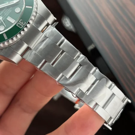 Replica Rolex Submariner Hulk Green Dial Green Bezel. Oyster Bracelet