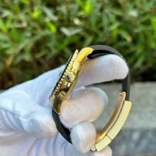 Replica Rolex Yacht-Master Black Dial Yellow Gold Oysterflex Bracelet