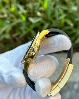 Replica Rolex Yacht-Master Black Dial Yellow Gold Oysterflex Bracelet