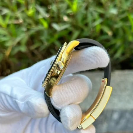 Replica Rolex Yacht-Master Black Dial Yellow Gold Oysterflex Bracelet
