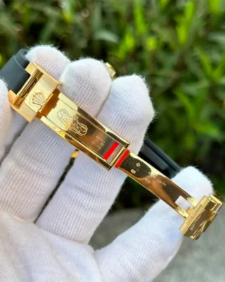 Replica Rolex Yacht-Master Black Dial Yellow Gold Oysterflex Bracelet