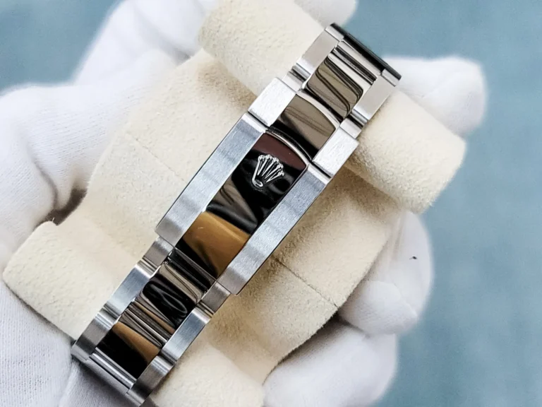 Superclone Rolex Datejust Rhodium Dial 126300 "Wimbledon" Oyster Close-Up Focus