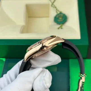 Replica Rolex Sky-Dweller Black Dial Rose Gold Case Oysterflex Bracelet