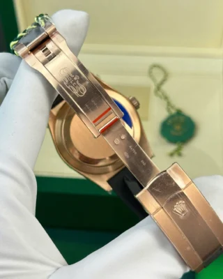 Replica Rolex Sky-Dweller Black Dial Rose Gold Case Oysterflex Bracelet