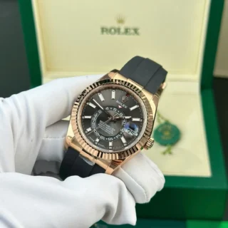 Replica Rolex Sky-Dweller Black Dial Rose Gold Case Oysterflex Bracelet