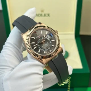 Replica Rolex Sky-Dweller Black Dial Rose Gold Case Oysterflex Bracelet