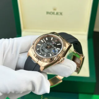 Replica Rolex Sky-Dweller Black Dial Rose Gold Case Oysterflex Bracelet