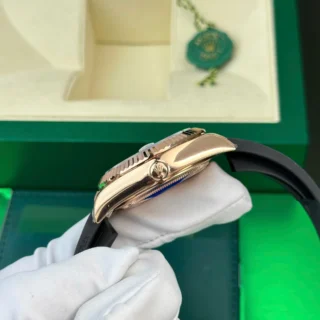 Replica Rolex Sky-Dweller Black Dial Rose Gold Case Oysterflex Bracelet