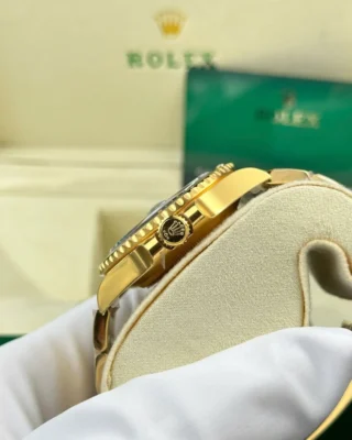 Replica Rolex Submariner Black Dial Gold Oyster Bracelet