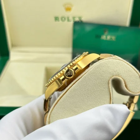 Replica Rolex Submariner Black Dial Gold Oyster Bracelet