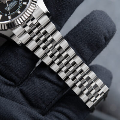 Superclone Rolex Sky-Dweller Bright black Dial 336934 Jubilee Close-Up Focus