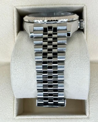 Superclone Rolex Sky-Dweller Bright blue Dial 336934 Jubilee Close-Up Focus