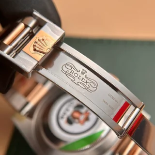 Replica Rolex GMT Master II Root Beer Black Dial rose Gold Two Tone Oyster Bracelet