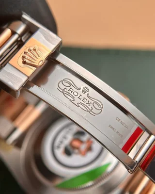 Replica Rolex GMT Master II Root Beer Black Dial rose Gold Two Tone Oyster Bracelet