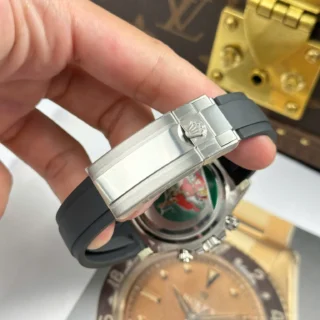 Replica Rolex Daytona Black Dial Black Bezel Oysterflex Bracelet