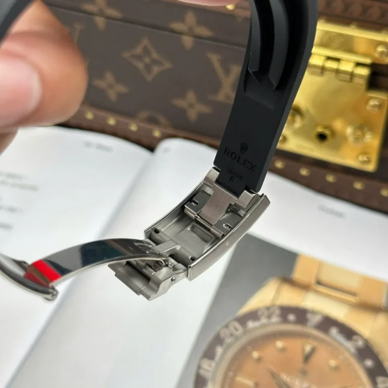 Replica Rolex Daytona Black Dial Black Bezel Oysterflex Bracelet