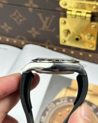 Replica Rolex Daytona Black Dial Black Bezel Oysterflex Bracelet