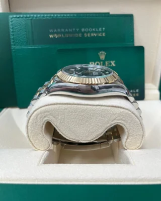 Superclone Rolex Sky-Dweller Bright black Dial 336933 Jubilee Close-Up Focus