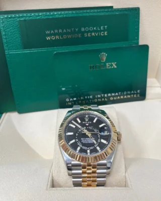 Superclone Rolex Sky-Dweller Bright black Dial 336933 Jubilee Angle Detail