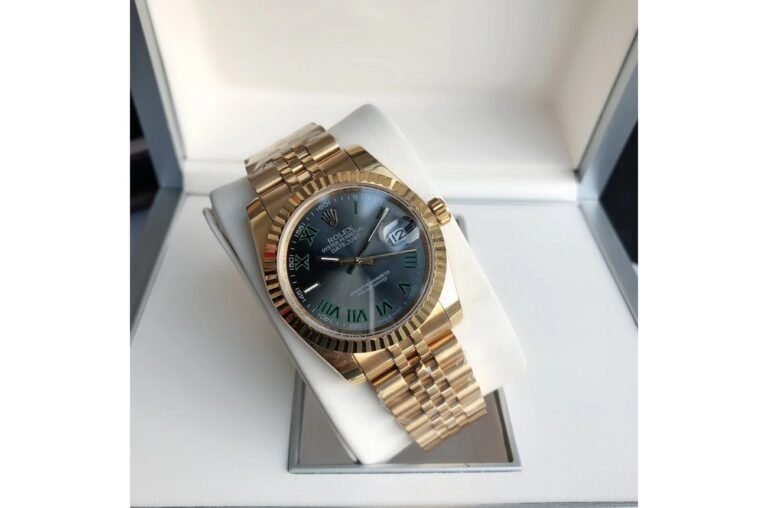 Replica Rolex Datejust RG/RG Jubilee Bracelet Close-Up Focus