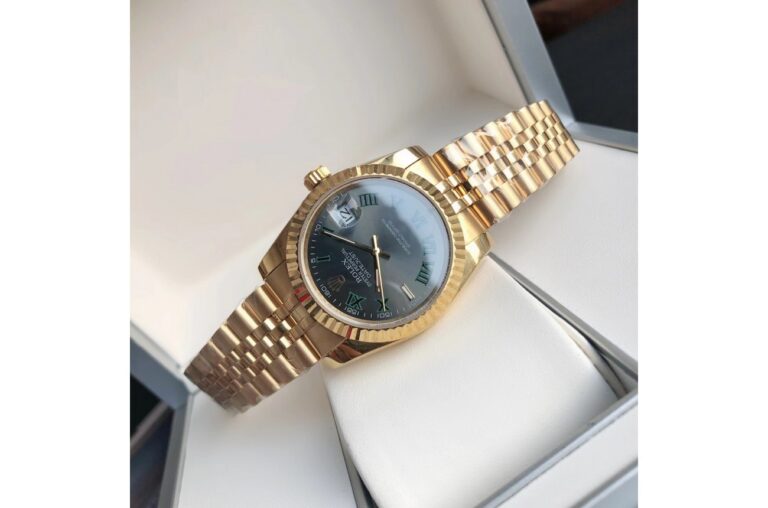 Replica Rolex Datejust RG/RG Jubilee Bracelet Profile Shot