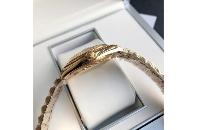 Replica Rolex Datejust RG/RG Jubilee Bracelet Style Perspective