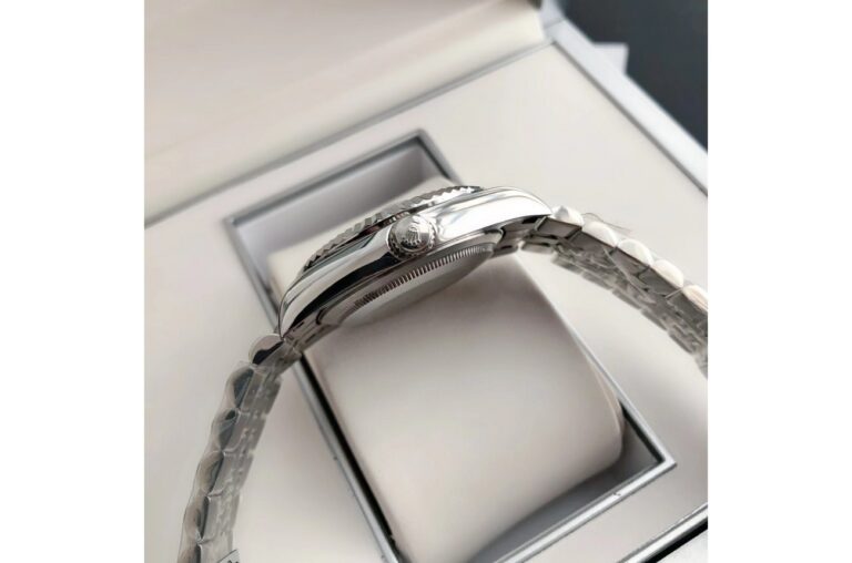 Replica Rolex Datejust SS/SS Jub Grey/Rmn Style Perspective