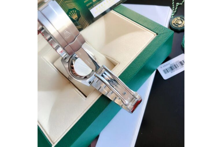 Replica Rolex Oyster Perpetual SS/SS Green/Stk Close-Up Focus