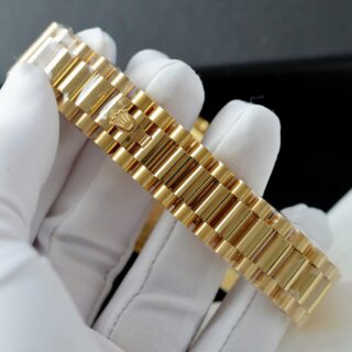 Replica Rolex Day-Date Fluted Bezel Green Dial Presidential Bracelet on white glove