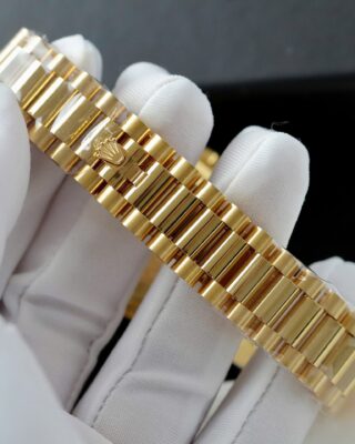 Replica Rolex Day-Date Fluted Bezel Green Dial Presidential Bracelet on white glove