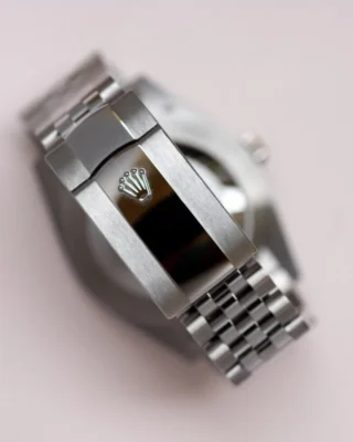 Replica Rolex Datejust White Dial 126334 Jubilee Flutted Profile Shot