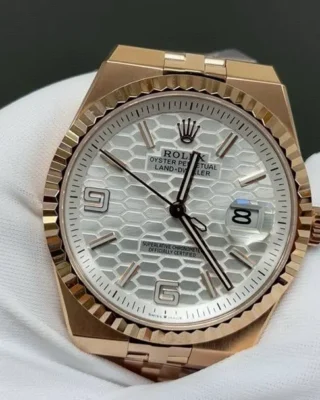 Replica Rolex Land-Dweller 40 mm Everose gold Close-Up Focus