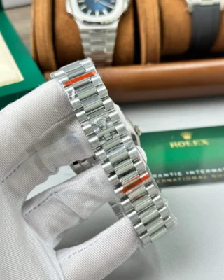 Replica Rolex Day-Date Black Dial Fluted Bezel Presidential Bracelet