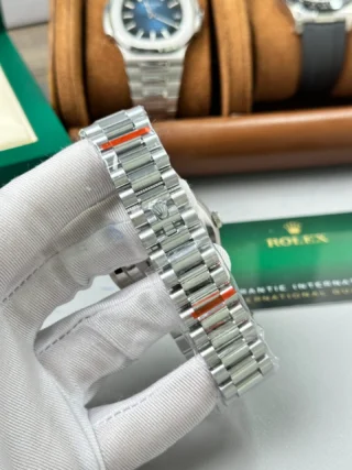 Replica Rolex Day-Date Black Dial Fluted Bezel Presidential Bracelet