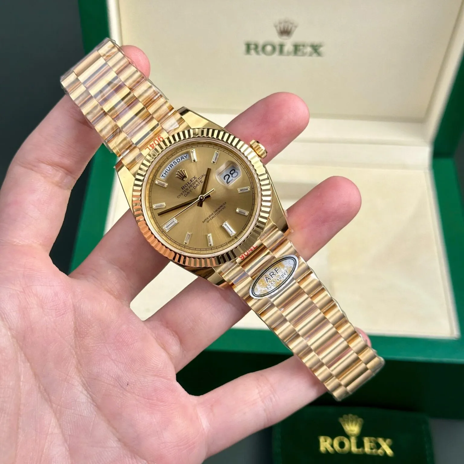 Replica Rolex Day-Date Champagne Dial Fluted Bezel Gold Presidential Bracelet
