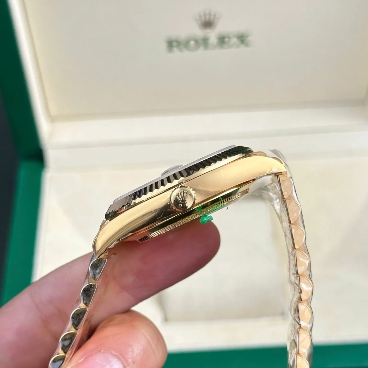 Replica Rolex Day-Date Champagne Dial Fluted Bezel Gold Presidential Bracelet