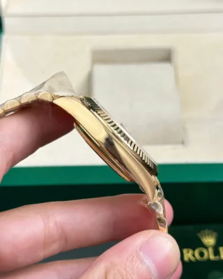 Replica Rolex Day-Date Champagne Dial Fluted Bezel Gold Presidential Bracelet