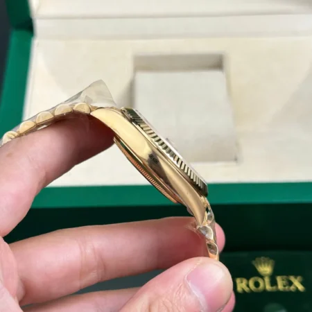Replica Rolex Day-Date Champagne Dial Fluted Bezel Gold Presidential Bracelet
