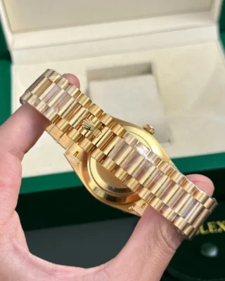Replica Rolex Day-Date Champagne Dial Fluted Bezel Gold Presidential Bracelet