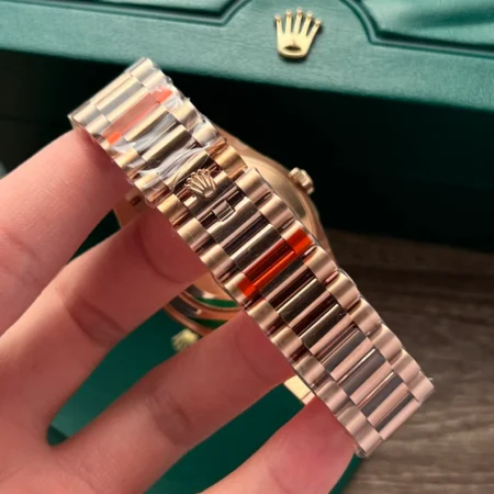 Replica Rolex Day-Date Chocolate Dial Fluted Bezel Rose Gold Presidential Bracelet