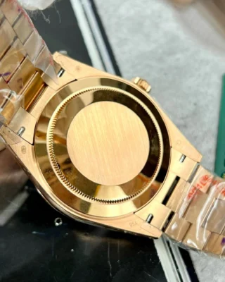 Replica Rolex Day-Date. Olive Dial Fluted Bezel Rose Gold Presidential Bracelet