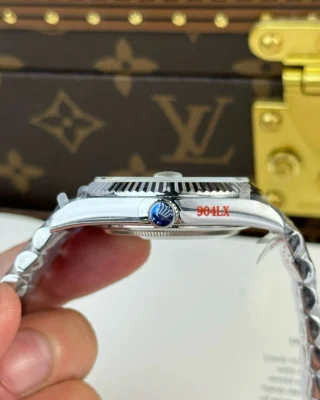 Replica Rolex Day Date White Dial Fluted Bezel Presidential Bracelet